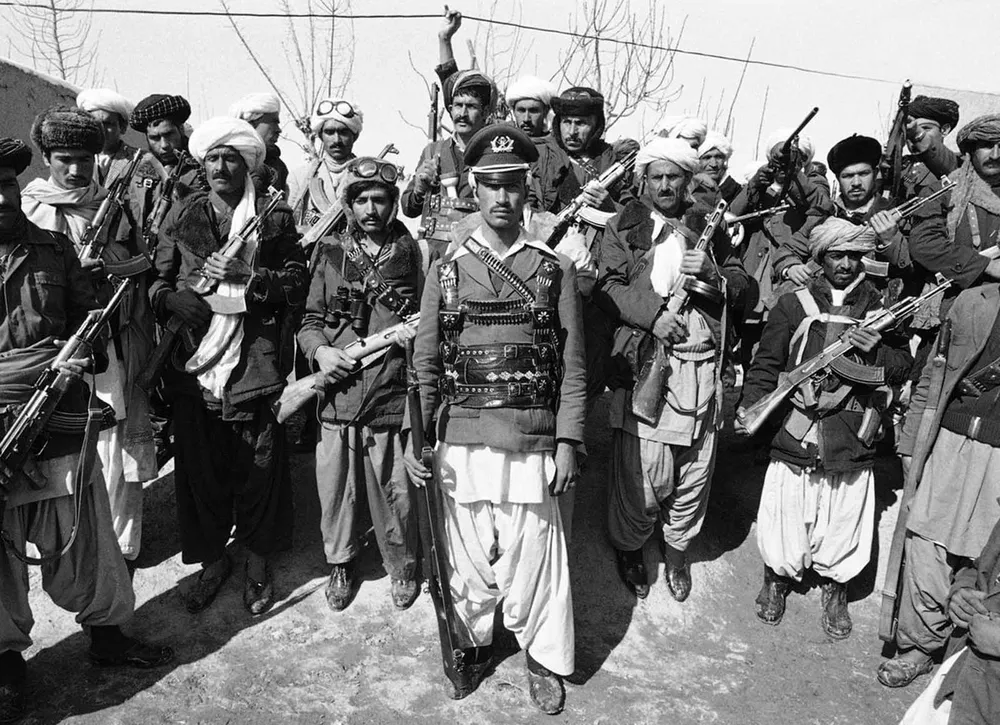 파일:탈영한 반군과 무자헤딘 대위.webp